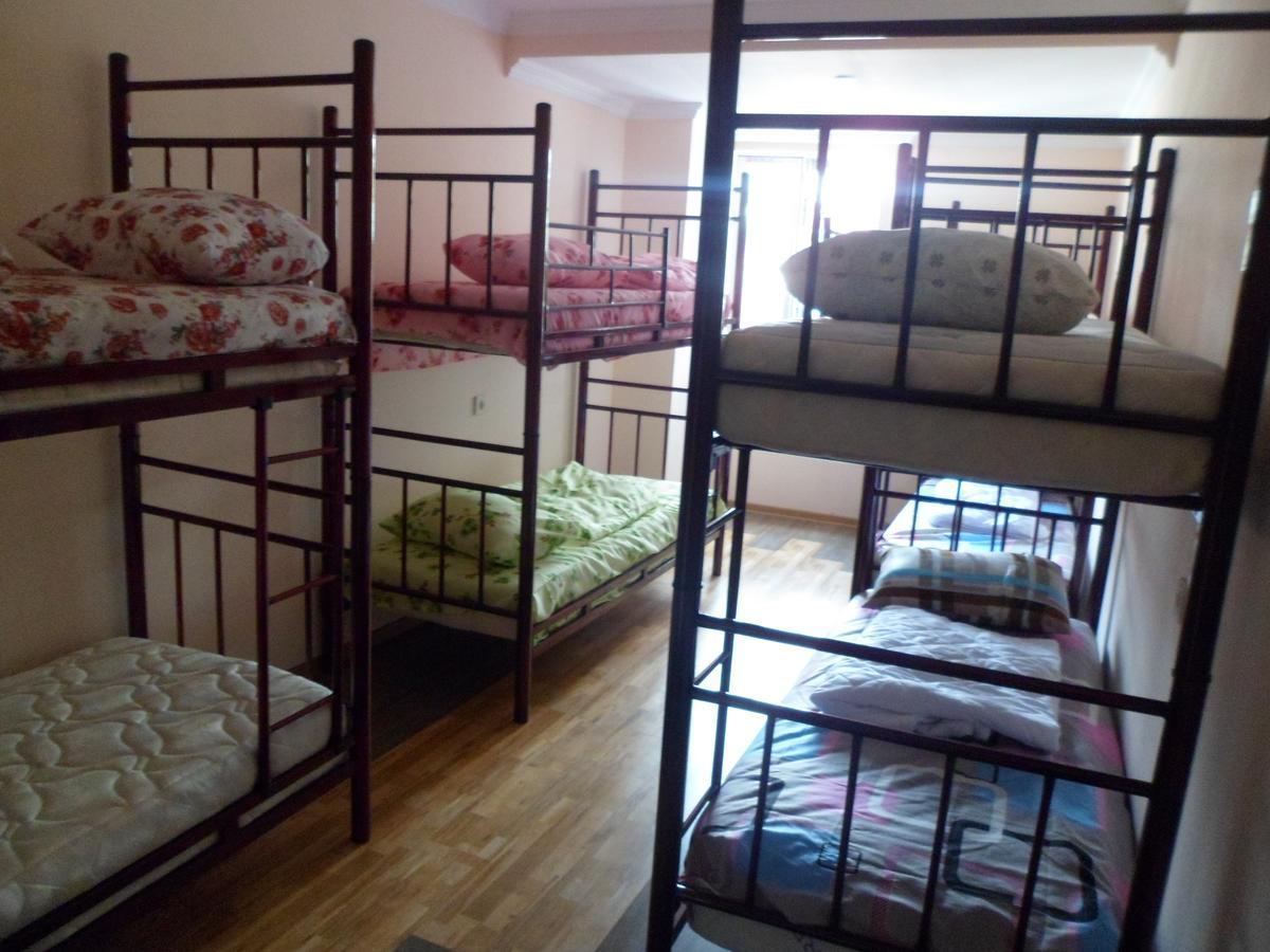 Everyday Cat Hostel Батумі Екстер'єр фото