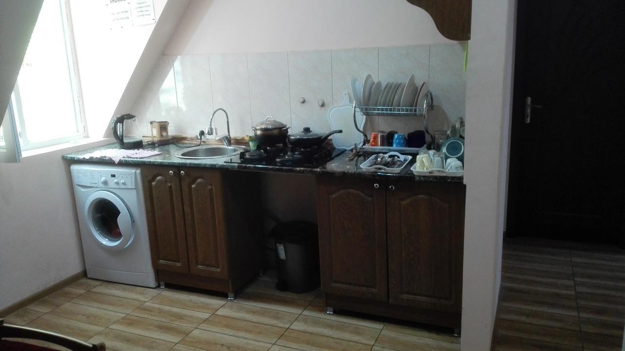 Everyday Cat Hostel Батумі Екстер'єр фото
