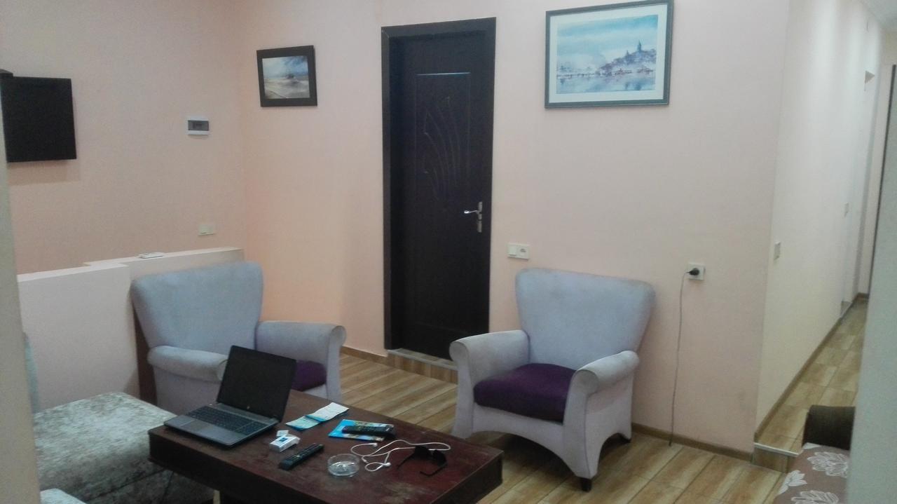 Everyday Cat Hostel Батумі Екстер'єр фото