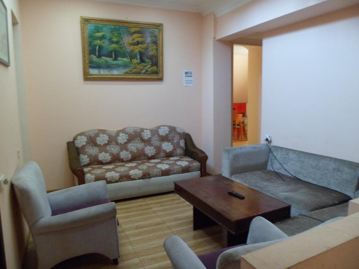 Everyday Cat Hostel Батумі Екстер'єр фото