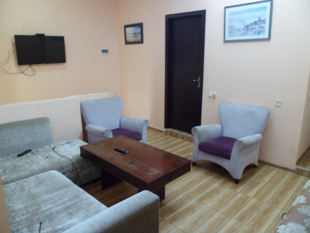 Everyday Cat Hostel Батумі Екстер'єр фото